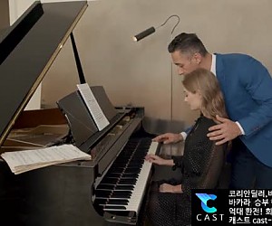 슬림한 금발녀의 피아노 레슨